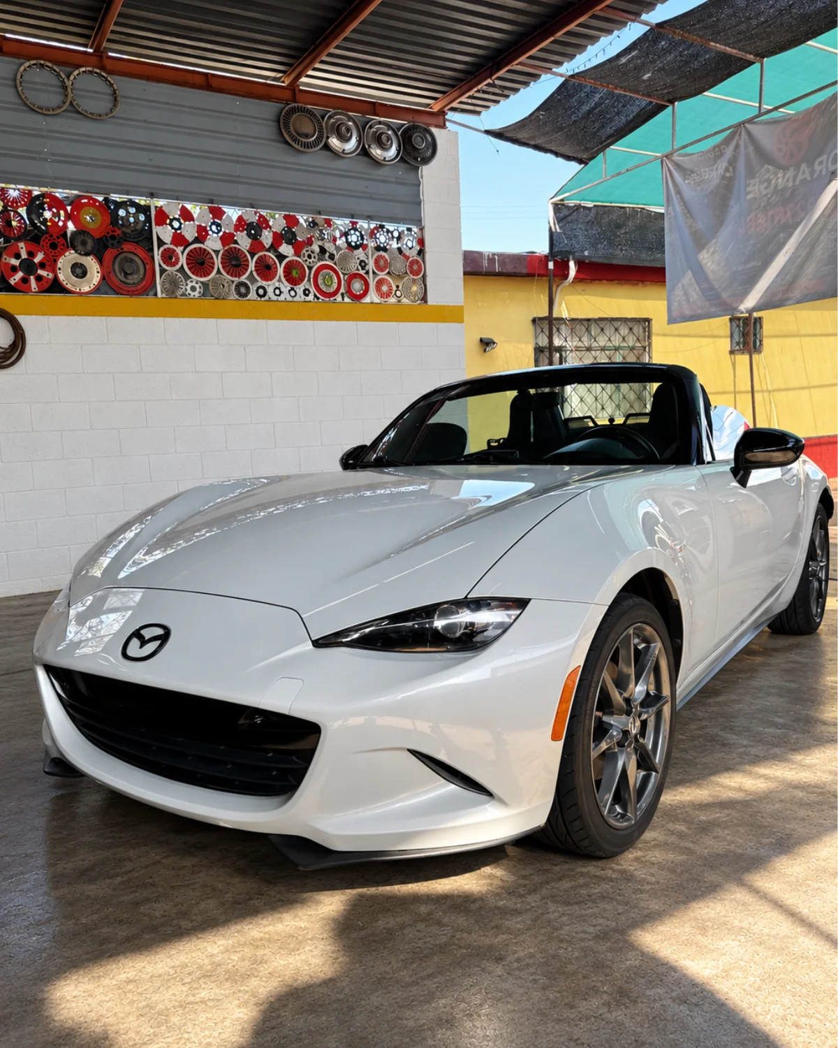 Mazda MX-5 terminado con autodetallado en el taller de Orange en Hermosillo