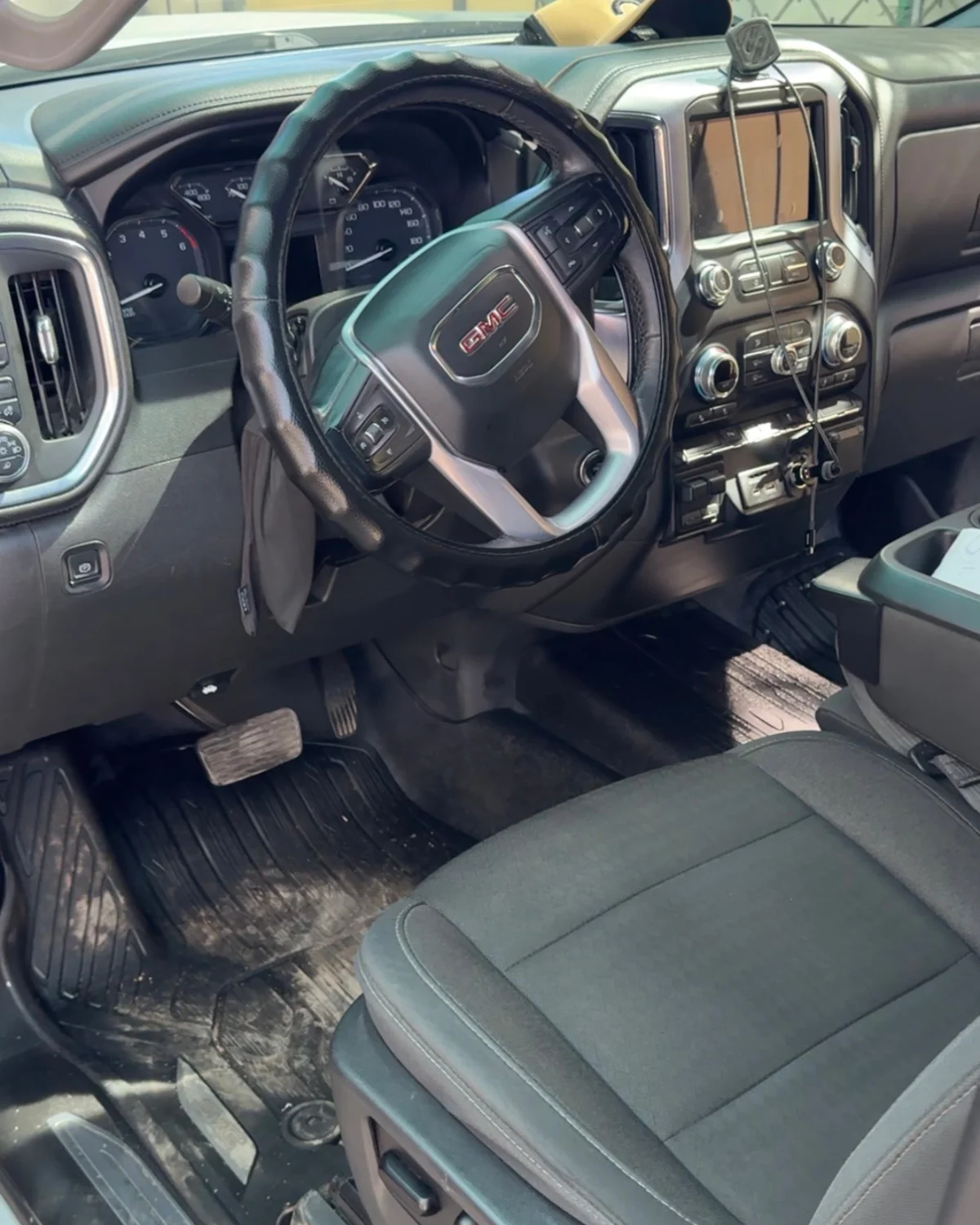 Volante de una Sierra Denali antes del detallado