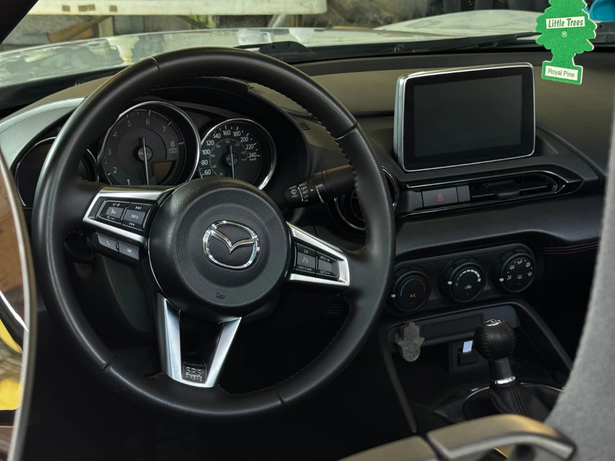 Volante, tablero y consola de un Mazda MX-5 después del Interior Detallado